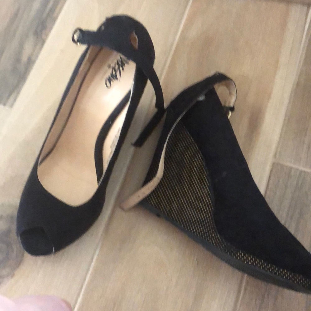 Black and gold wedge